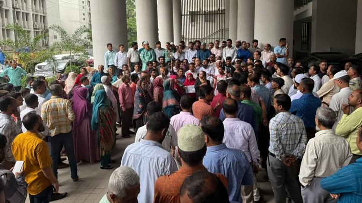 ‘আঙুল বাঁকা করলে খবর আছে’, সরকারি কর্মচারীদের হুঁশিয়ারি