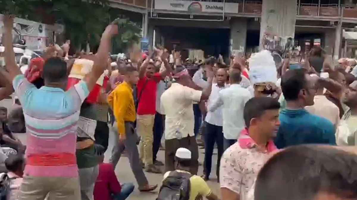 ৩ দফা দাবিতে চাকরিচ্যুত বিডিআর সদস্যদের শাহবাগ অবরোধ