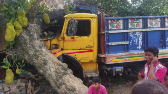 দৌলতপুরে বসতঘরে মালবাহী ট্রাক, ২ নারী আহত