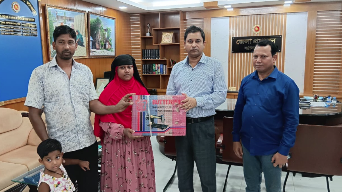 অসহায় নারীকে সেলাই মেশিন উপহার দিলেন জেলা প্রশাসক