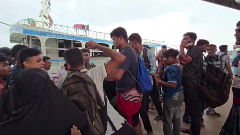 পদ্মা নদীতে পড়ে গেলেন লঞ্চের ৪ যাত্রী, চালককে গণপিটুনি