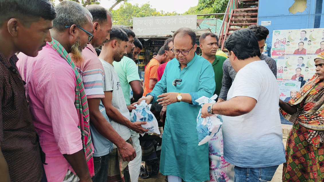 নাটোরে তারেক রহমানের পক্ষ থেকে ঈদ উপহার বিতরণ