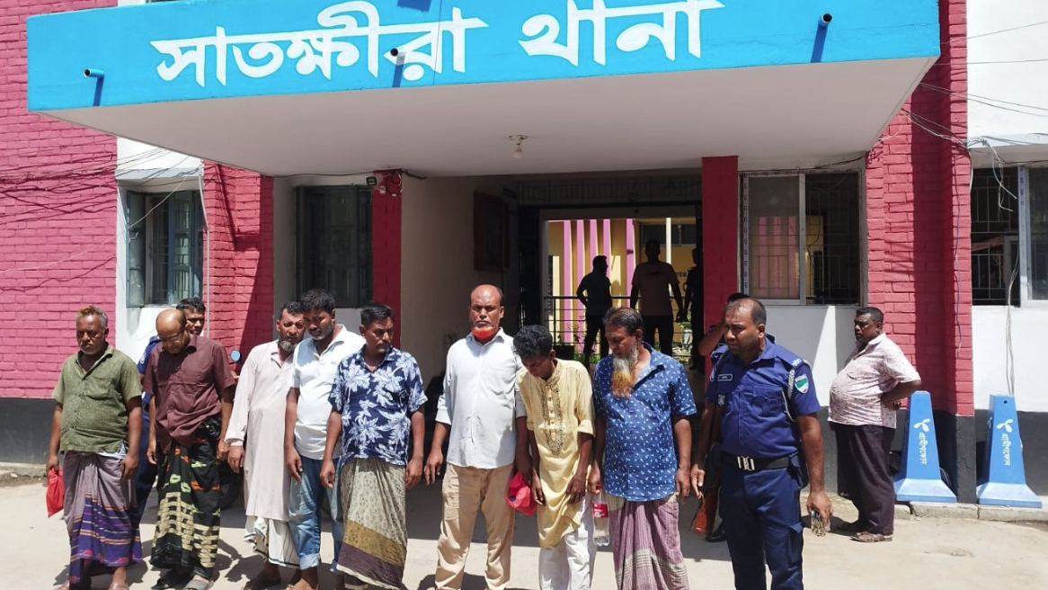 সাতক্ষীরায় জুয়ার আসর থেকে ৯ জন আটক