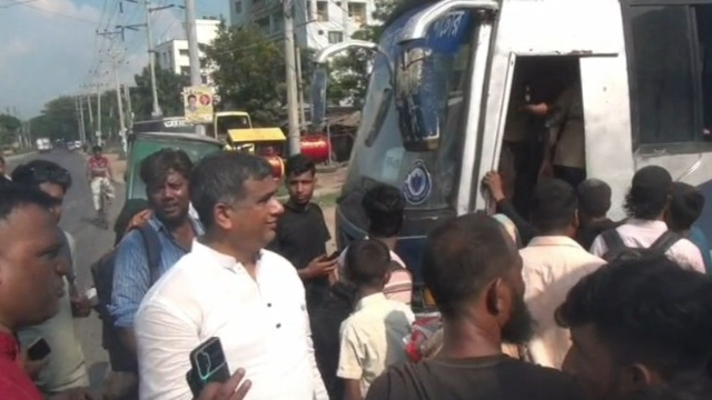 নাটোরে পুলিশের বাসে বিনামূল্যে ঢাকায় গেল শতাধিক যাত্রী