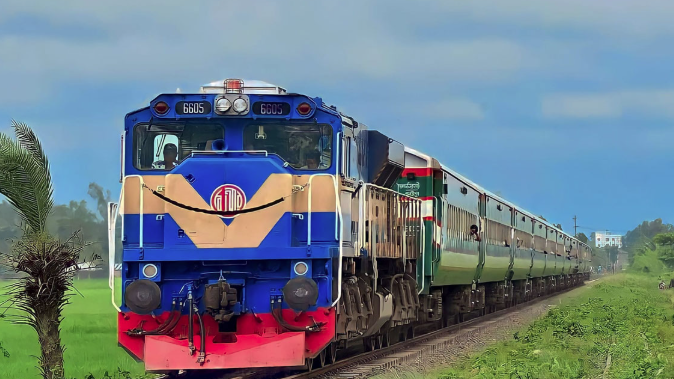 ট্রেনের ছাদ থেকে পড়ে এক তরুণের মৃত্যু