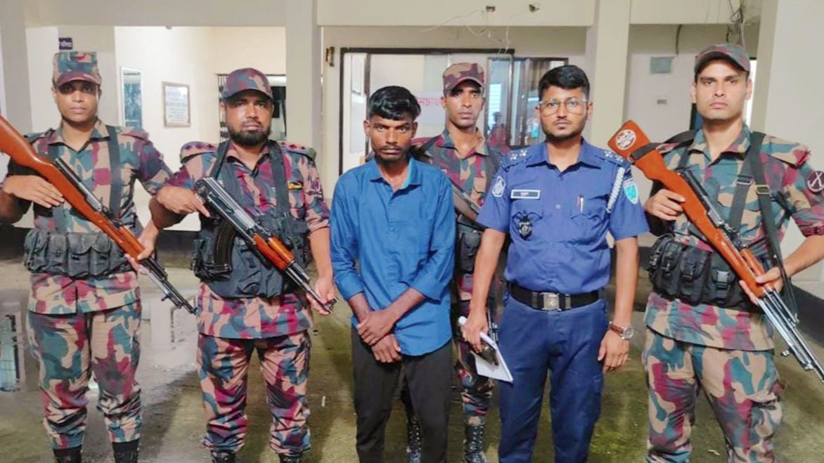 বিজিবির হাতে ভারতীয় যুবক আটক
