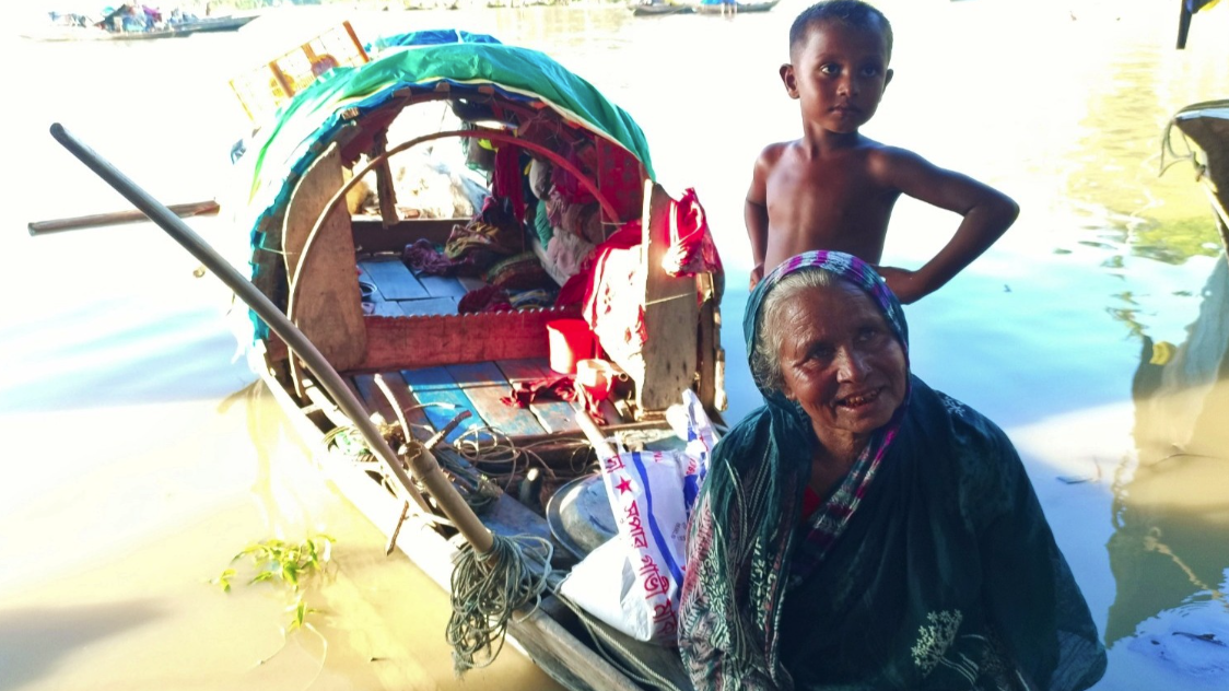 ভাসমান নৌকায় আম্বিয়ার মানবেতর জীবনযাপন 