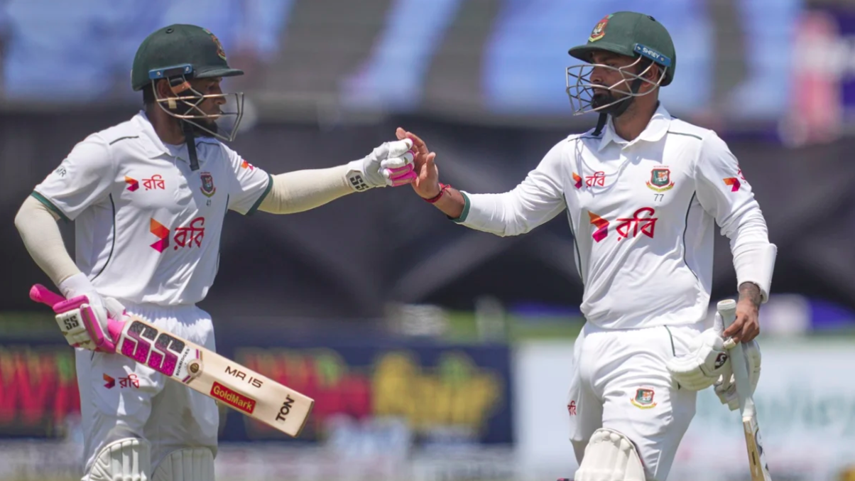 মুশফিকও ফিরলেন দুইশর আগেই