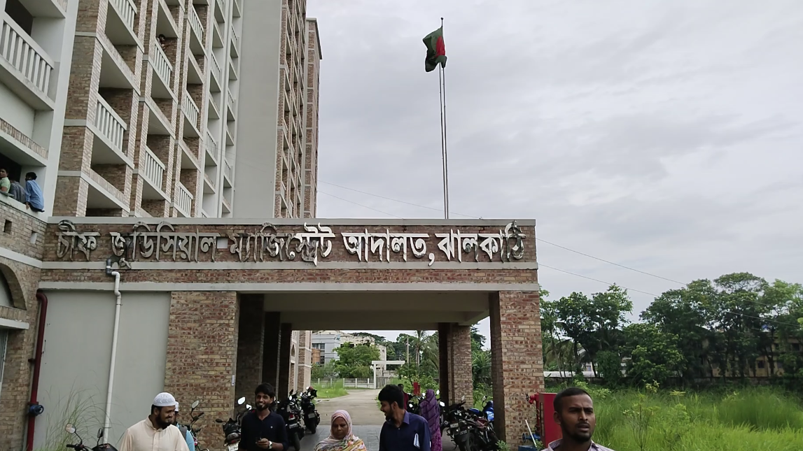 শতবর্ষী বৃদ্ধা মাকে মারধর করায় ছেলের বিরুদ্ধে আদালতে মামলা