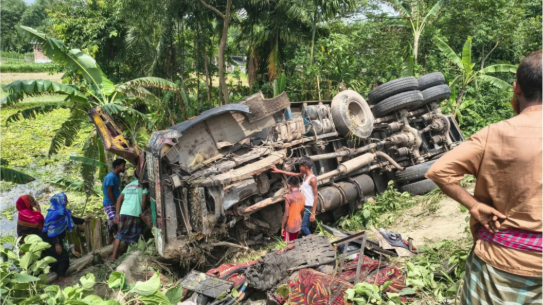 বগুড়ায় দুই ট্রাকের সংঘর্ষে চালক নিহত