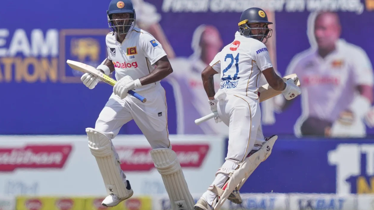 কামিন্দুর ব্যাটে ব্যবধান কমিয়ে লাঞ্চে শ্রীলঙ্কা