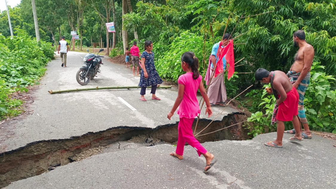 নড়াইলে ভারী বর্ষণে আঞ্চলিক সড়কে ধস