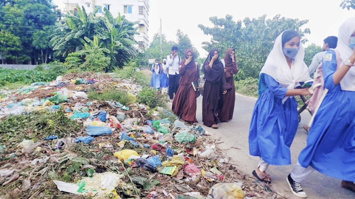 'আপনারা এক দিন এখানে থাকলে বুঝতেন আমরা কী যন্ত্রণায় আছি'