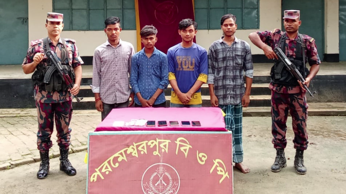 ভারত থেকে অবৈধভাবে ফেরার পথে আটক ৪