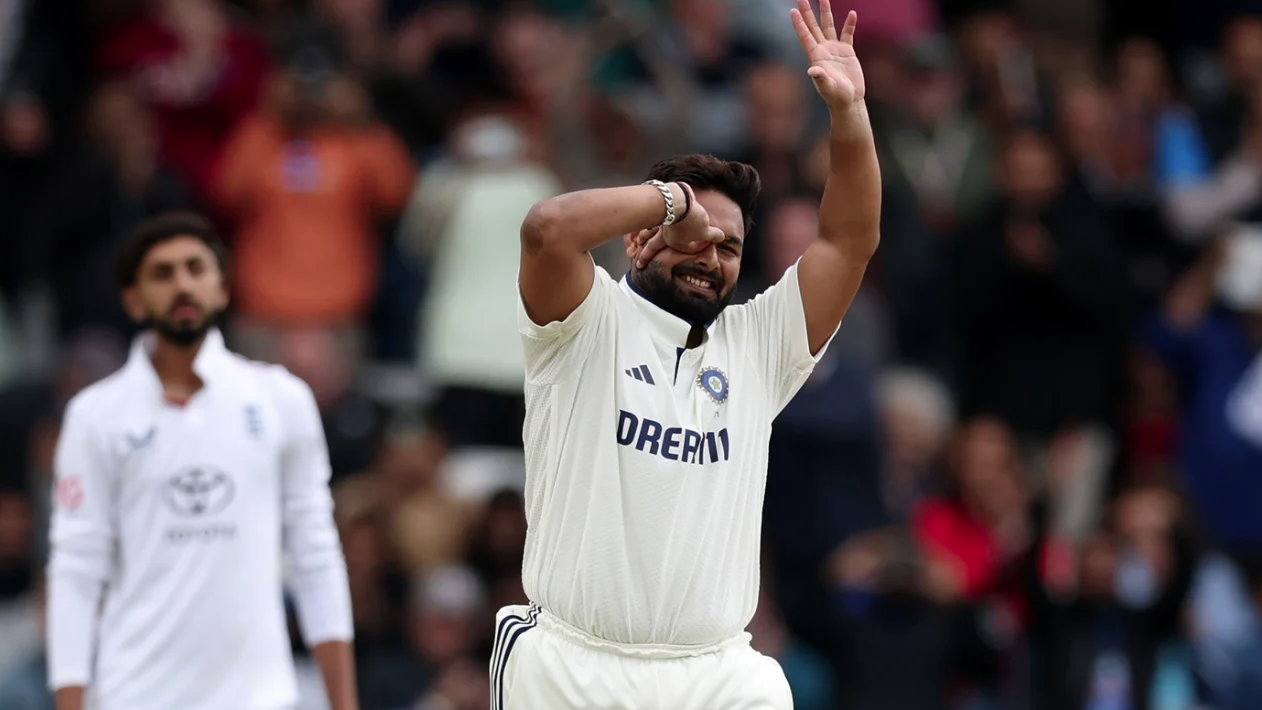 জোড়া শতকে ইতিহাস গড়ার পর পন্তকে আইসিসির তিরস্কার