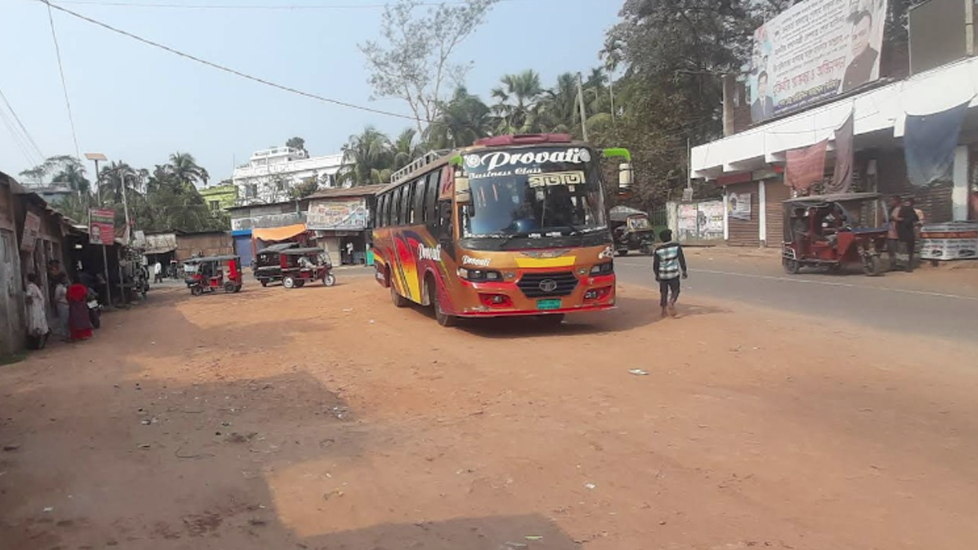 বরিশালে নিজ বাসের চাপায় হেলপার নিহত