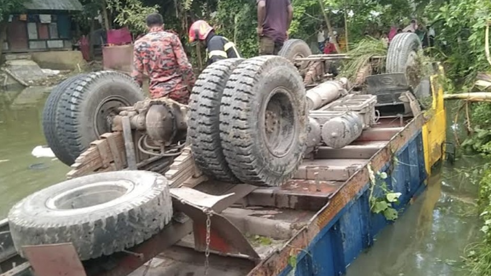 বরিশালে ট্রাক উল্টে বেদে সম্প্রদায়ের ২ জন নিহত, আহত ২১