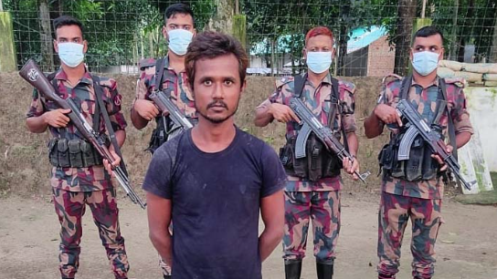 ভারত থেকে অবৈধভাবে প্রবেশের দায়ে আটক ২