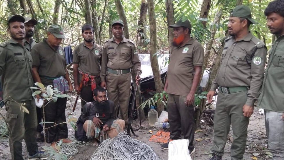 ফাঁদসহ সুন্দরবন থেকে শিকারি দুলাল আটক