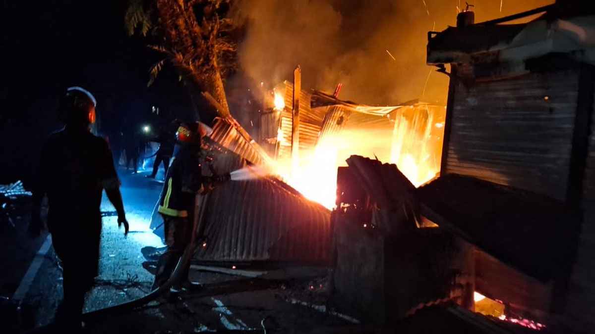 চাঁদপুরে আগুনে পুড়েছে খাবার হোটেলসহ দুইটি ব্যবসাপ্রতিষ্ঠান