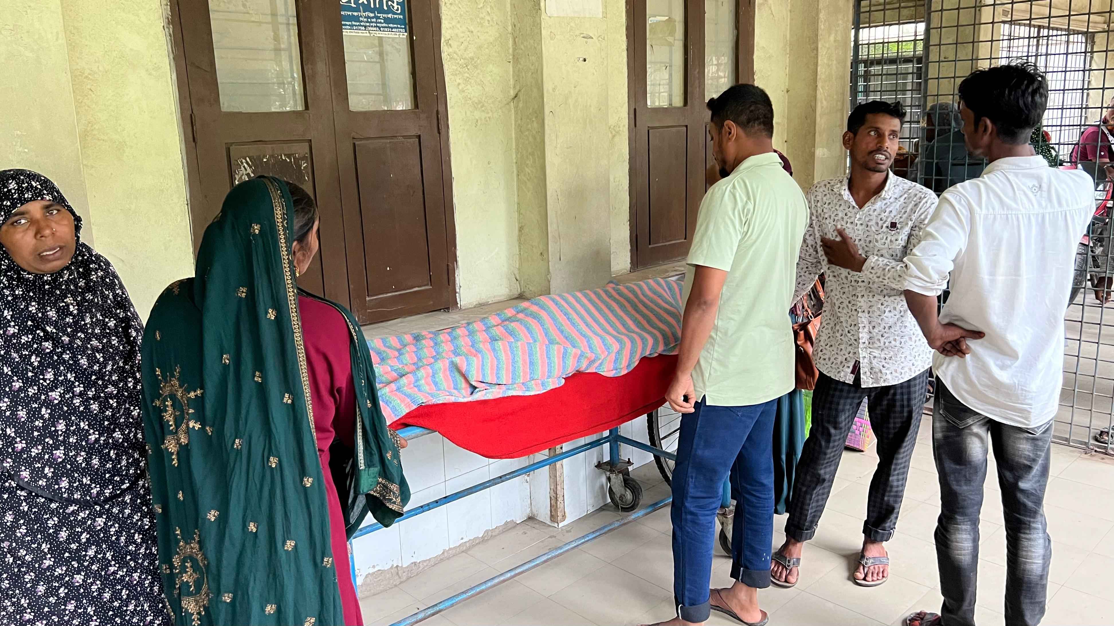 ঘরে ঘুমিয়ে থাকা অবস্থায় সাপের কামড়ে প্রাণ গেল যুবকের