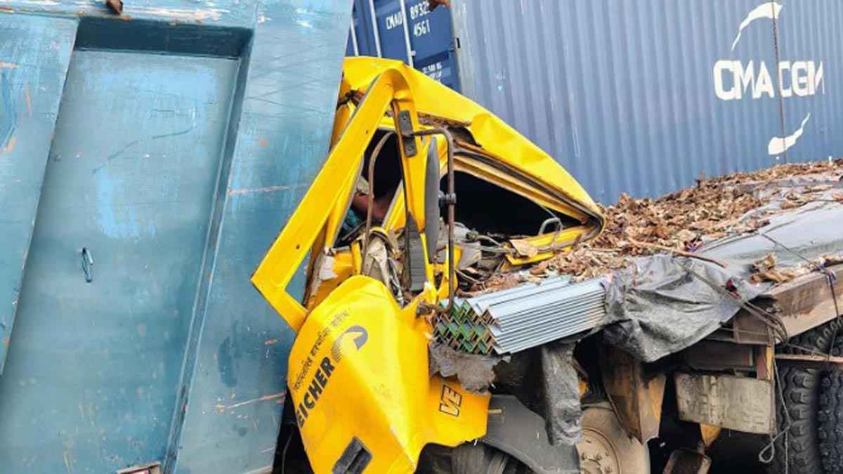 মিরসরাইয়ে লরির পেছনে ড্রাম ট্রাকের ধাক্কা, নিহত ২