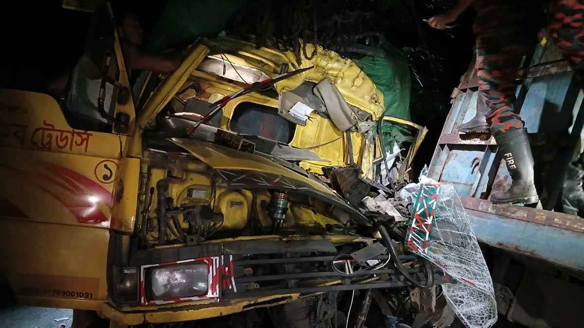 বরিশাল-ঢাকা মহাসড়কে ২ ট্রাকের সংঘর্ষে হেলপারসহ নিহত ২