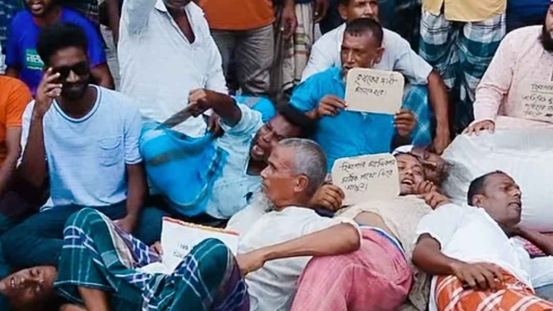 আলু সংরক্ষণে অতিরিক্ত ভাড়া আদায়ের প্রতিবাদে মহাসড়ক অবরোধ