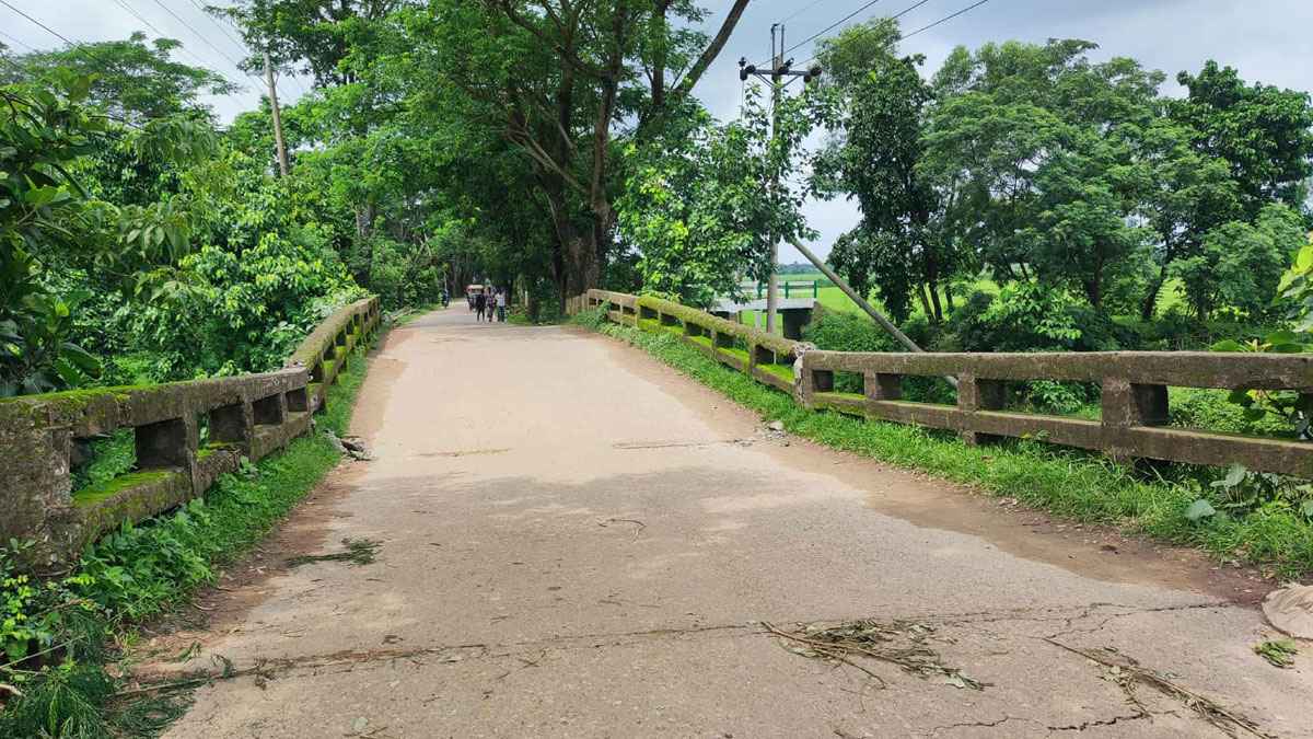 ব্রাহ্মণবাড়িয়ায় সেতু ধসে পড়ে, সড়কে যান চলাচল বন্ধ