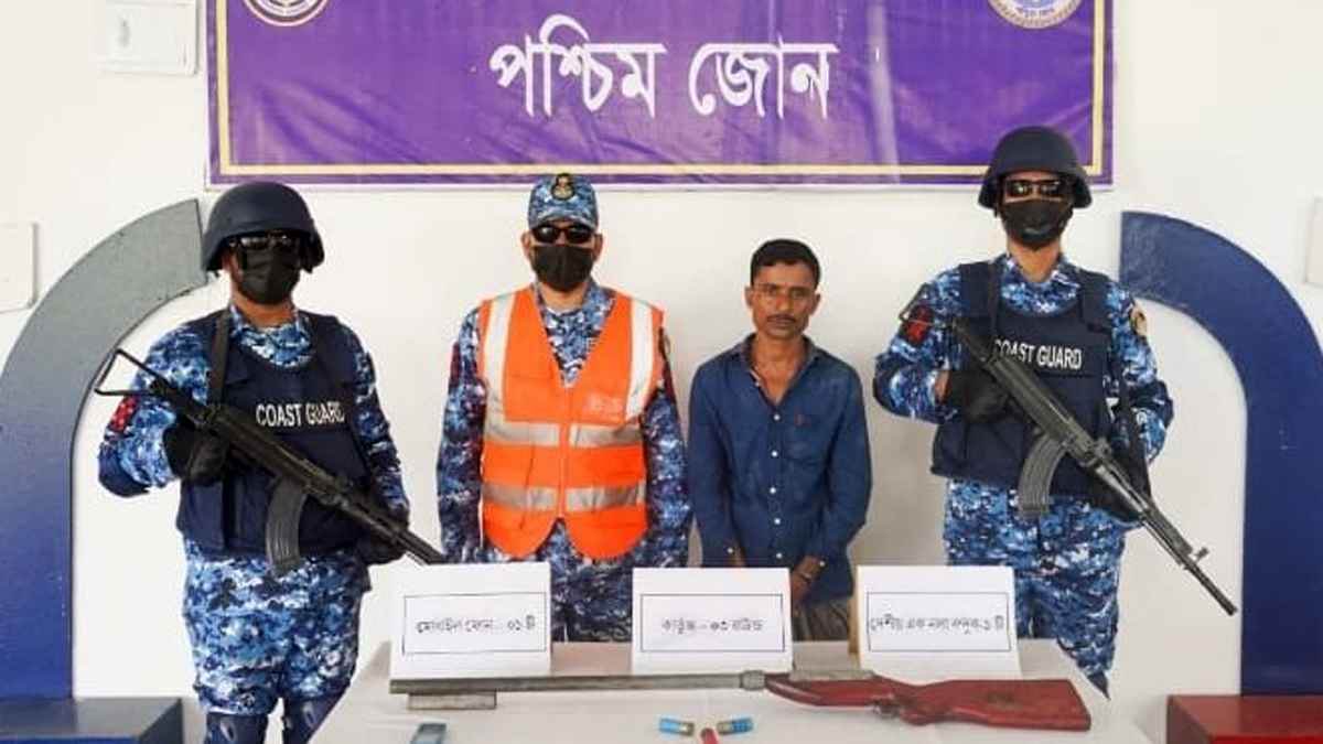 সুন্দরবনের ডাকাত করিম বাহিনীর সহযোগী অস্ত্রসহ আটক