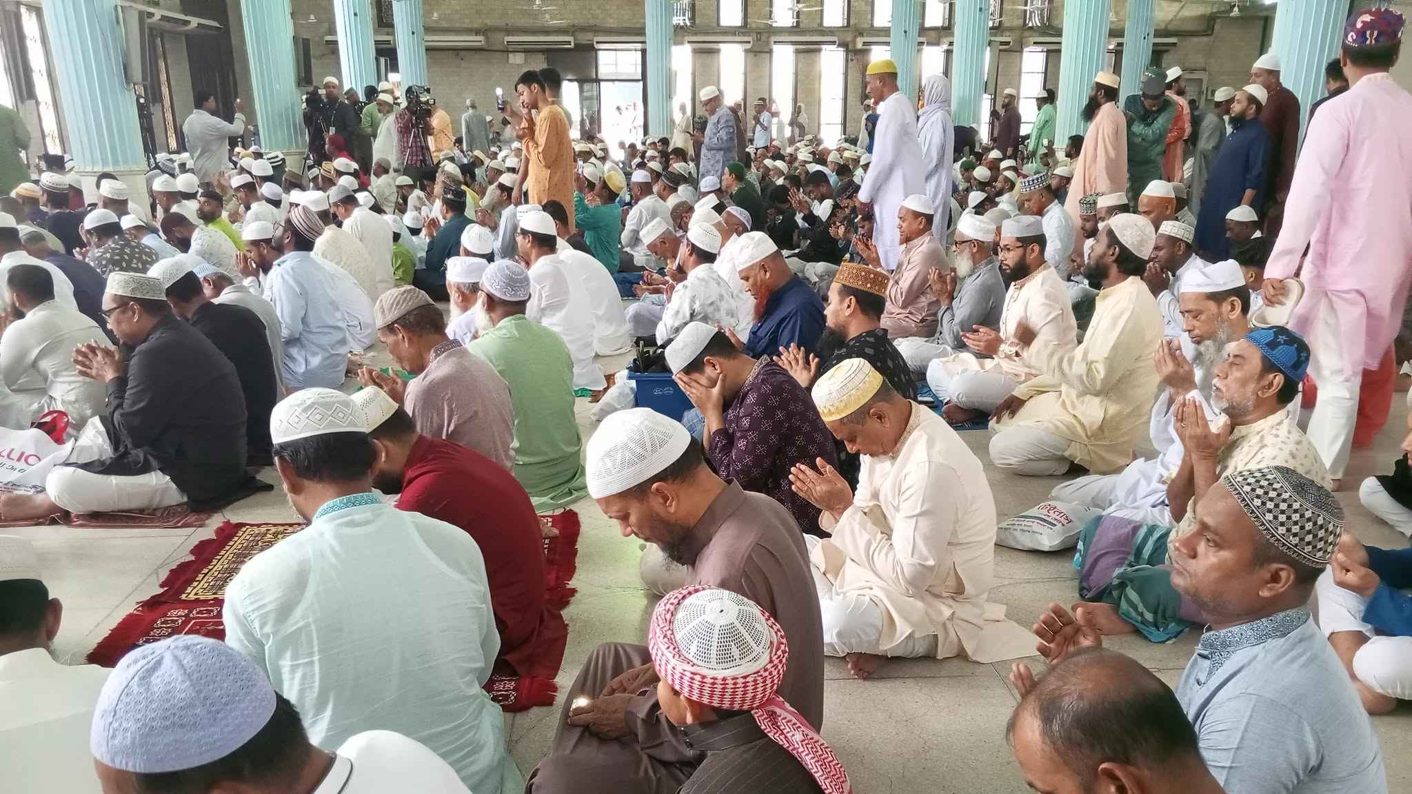 বায়তুল মোকাররমে ঈদের প্রথম জামাত অনুষ্ঠিত