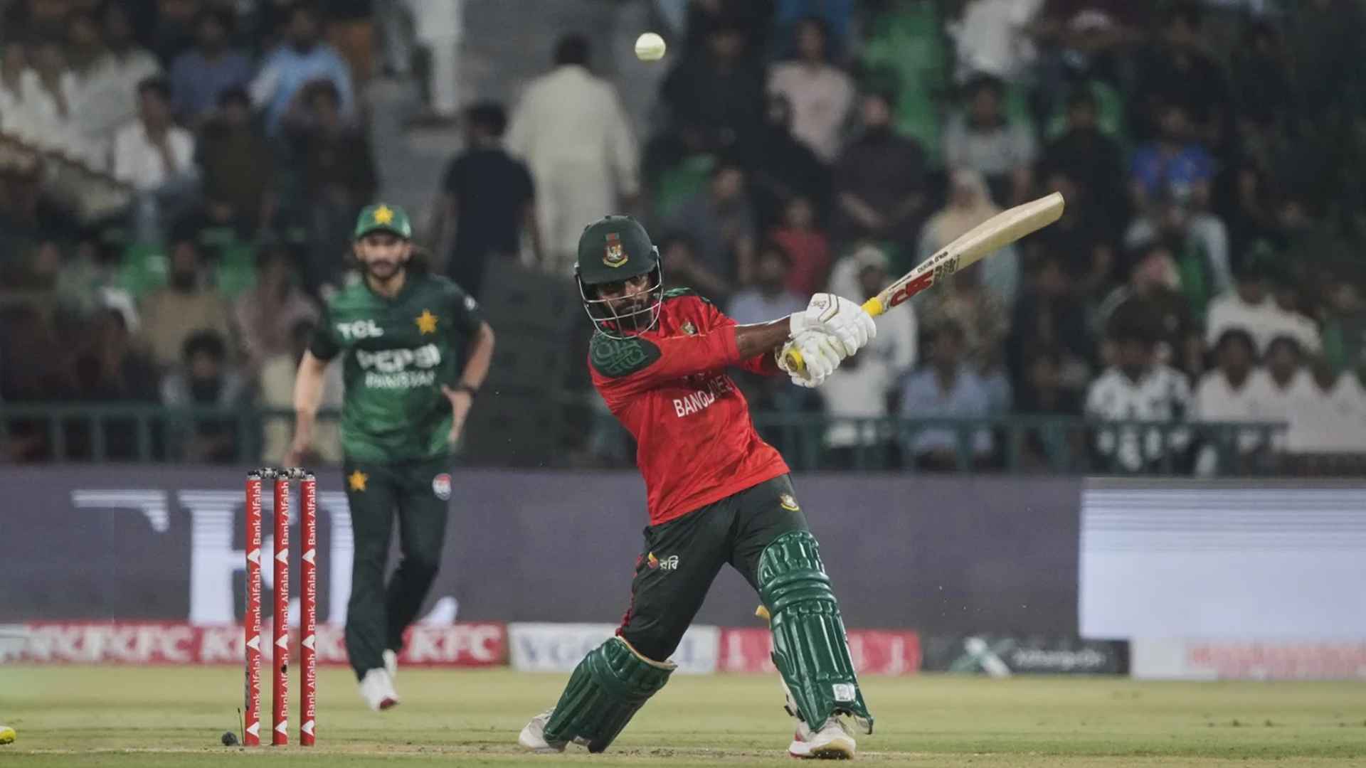 হোয়াইটওয়াশ এড়াতে ব্যাটিংয়ে বাংলাদেশ