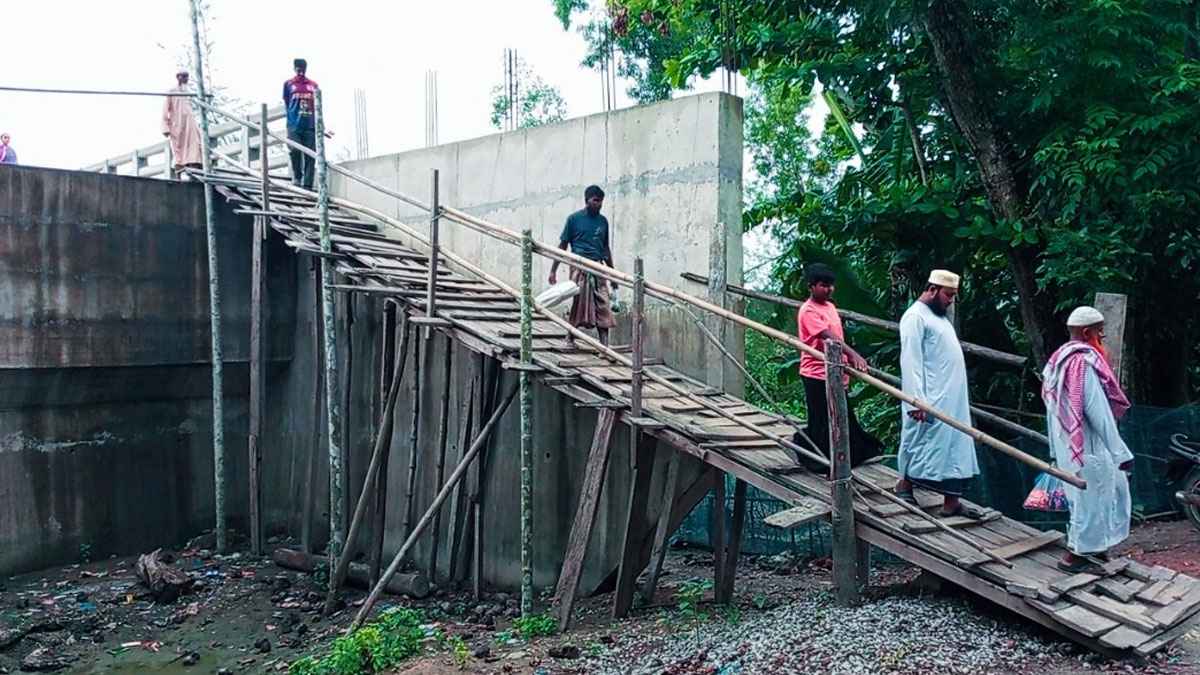 বরগুনায় ৬ কোটি টাকার সেতু ঝুঁকিপূর্ণ, ২০ গ্রামের মানুষের দুর্ভোগ