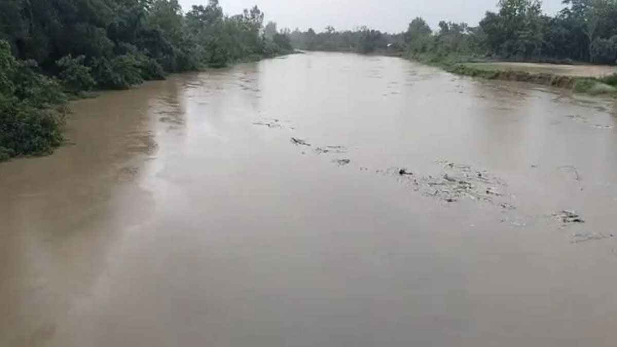ফেনী’র মুহুরী নদীর পানি বাড়ছে, আতঙ্কে নিম্নাঞ্চলের মানুষ