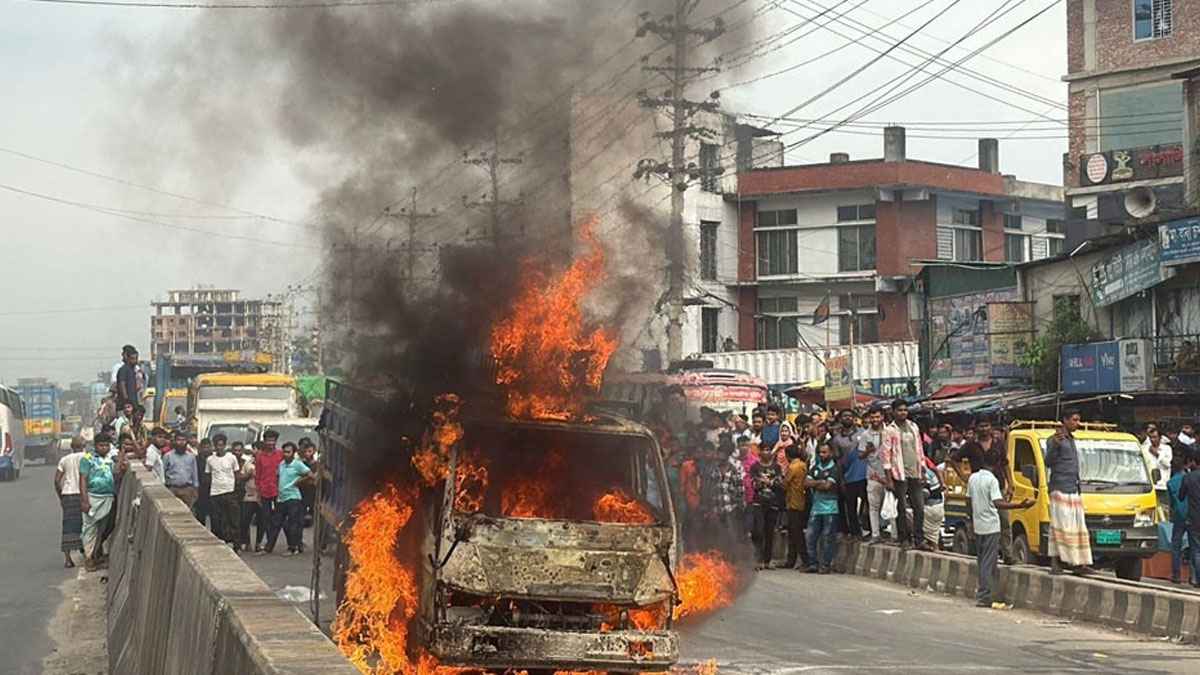 গাজীপুরের কালিয়াকৈরে চলন্ত মিনি ট্রাকে আগুন, সড়কে তীব্র যানজট