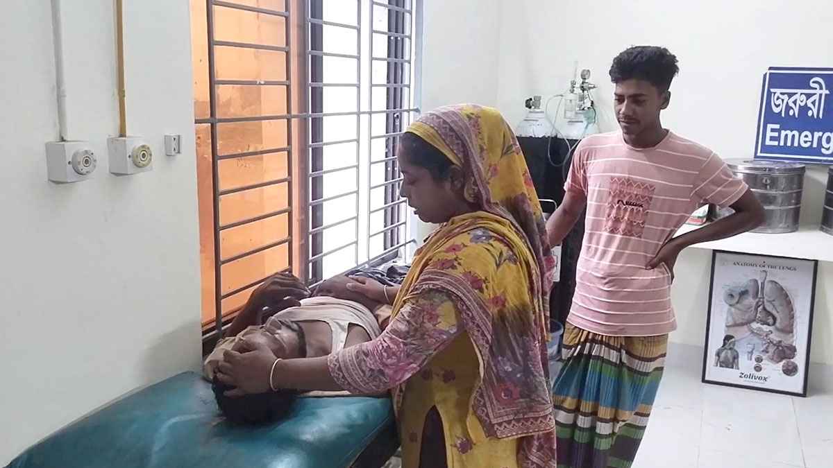 শিবচরে দুধ বিক্রেতা দুই ভাইকে পিটিয়ে জখম