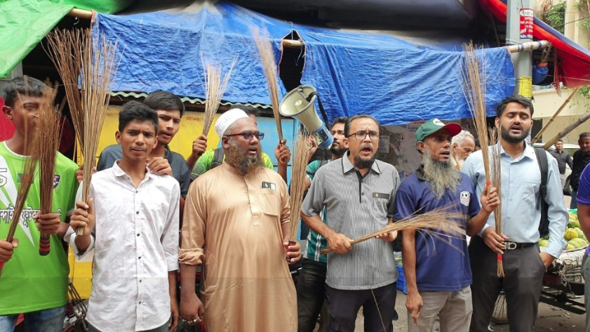 বাফুফে ভবনে ঝাড়ু মিছিল ভক্তদের