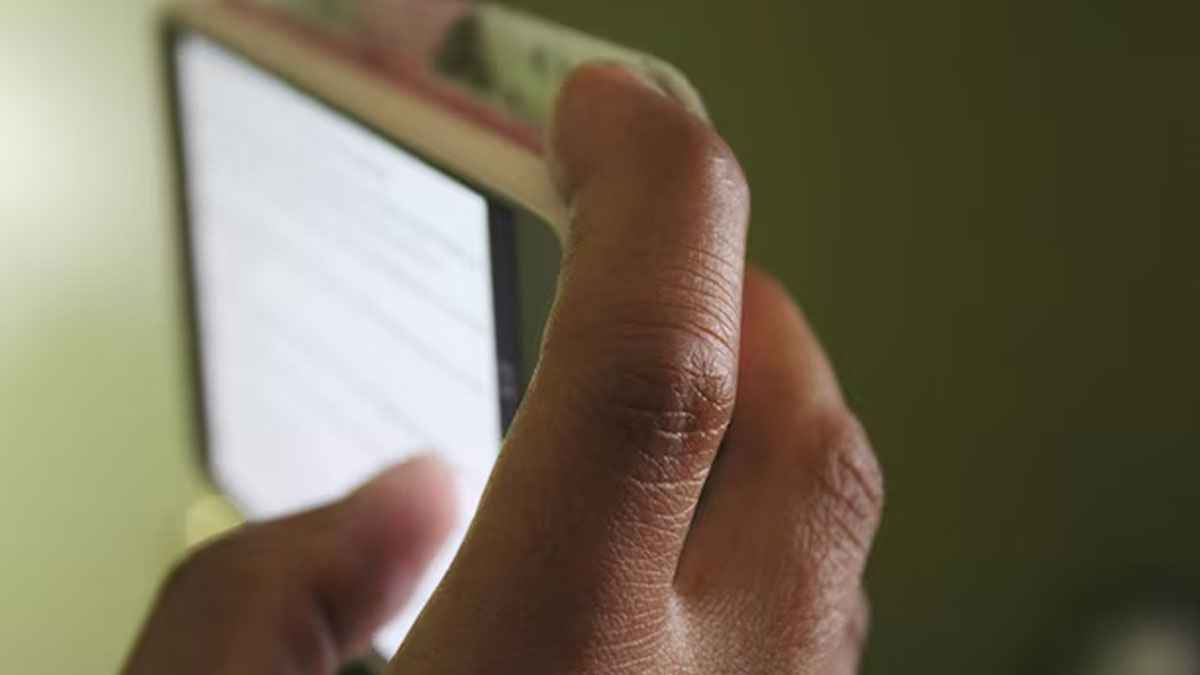 চাচির গোসলের ভিডিও ধারণ করে ব্ল্যাকমেইল, যুবক গ্রেফতার