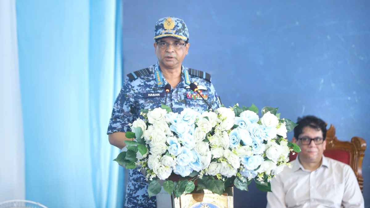 ফেনীতে বন্যা পরবর্তী ১২ উন্নয়ন কাজ উদ্বোধন করলেন বিমান বাহিনী প্রধান