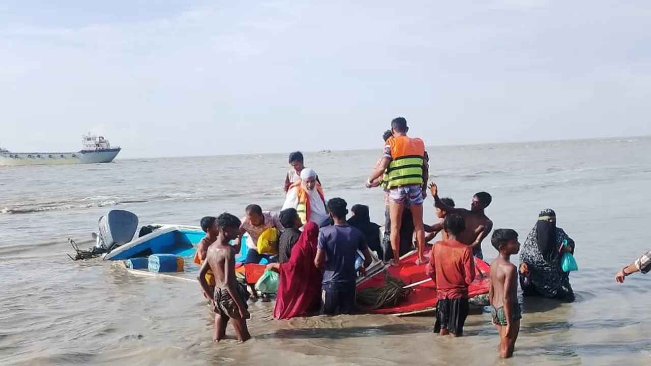 অতিরিক্ত যাত্রী নিয়ে দুর্ঘটনার কবলে স্পিডবোট, প্রাণে বাঁচল সবাই