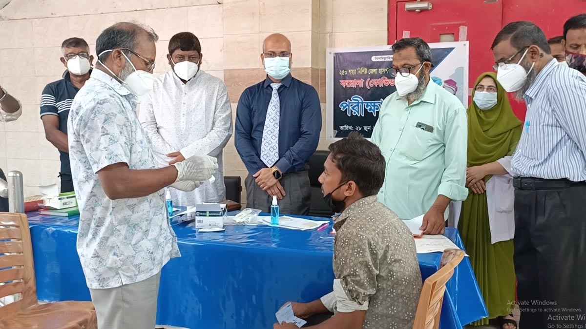 চাঁপাইনবাবগঞ্জে করোনা পরীক্ষা শুরু, ১৫ মিনিটে দেওয়া হচ্ছে রিপোর্ট