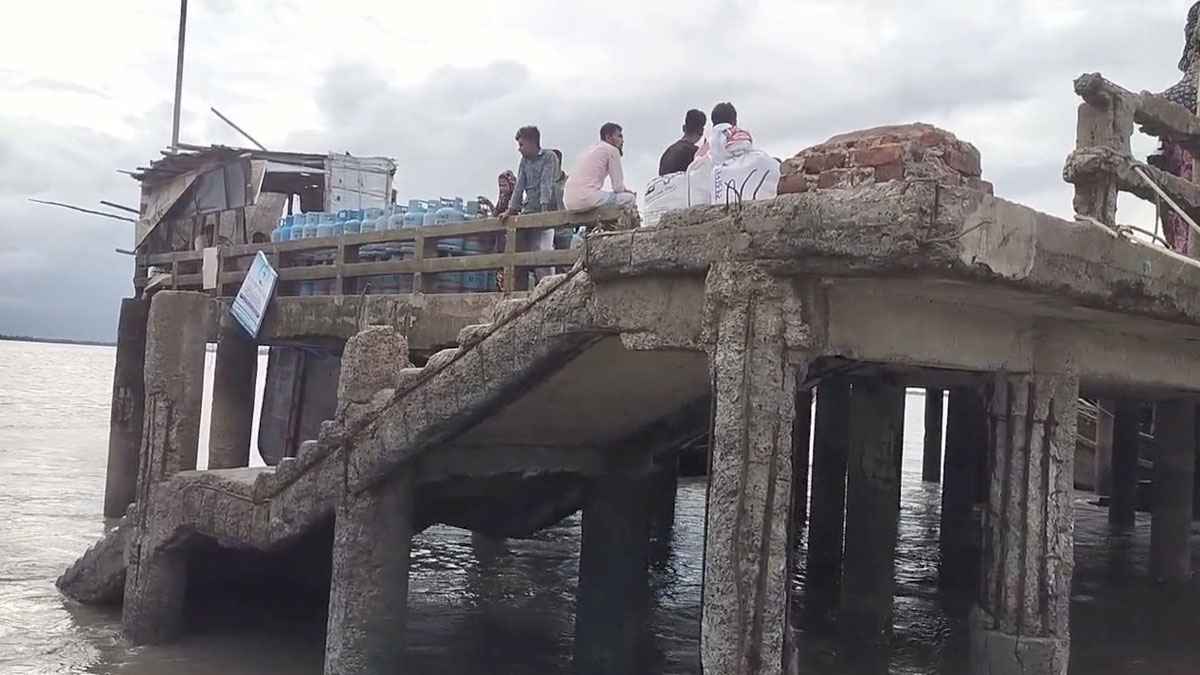 কক্সবাজারের জরাজীর্ণ মগনামা জেটি: ২০ বছরেও নেই কোনো সংস্কার