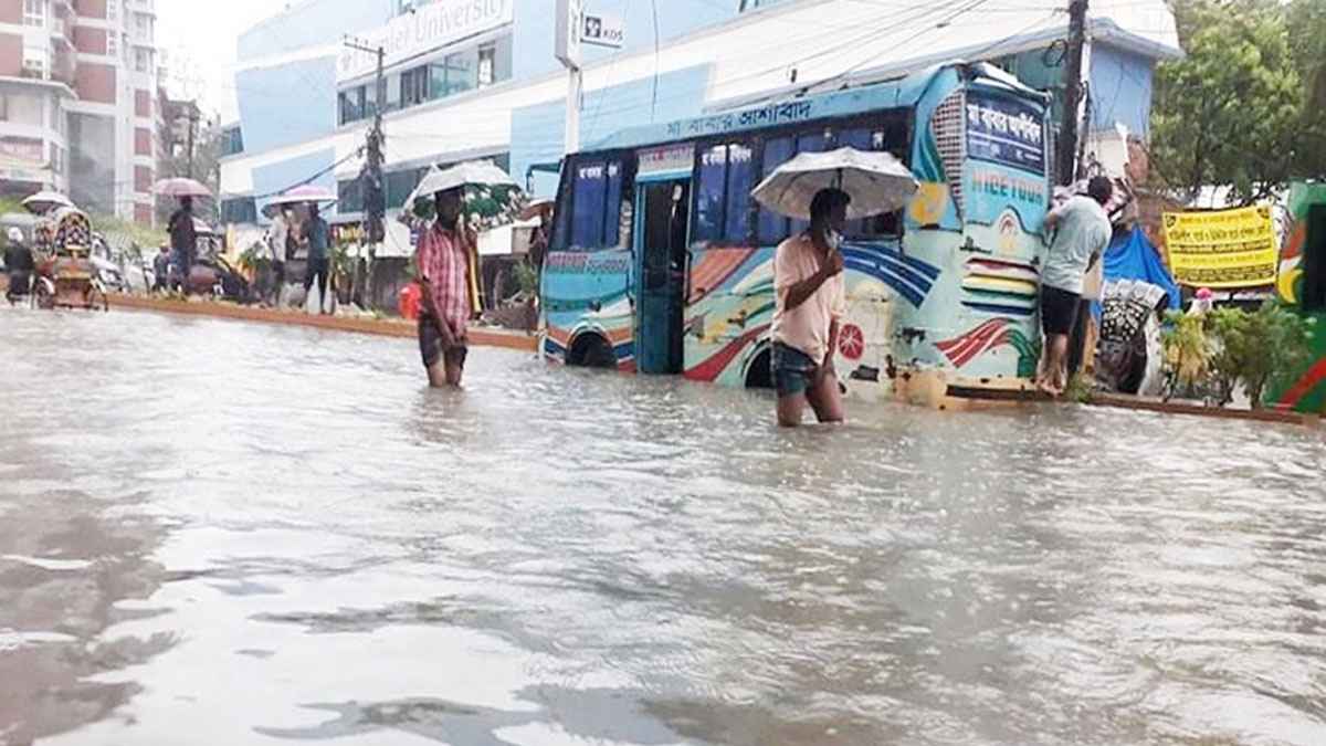 ভারী বৃষ্টিতে চট্টগ্রামে সেই চিরচেনা জলাবদ্ধতা, সড়কে ভোগান্তি