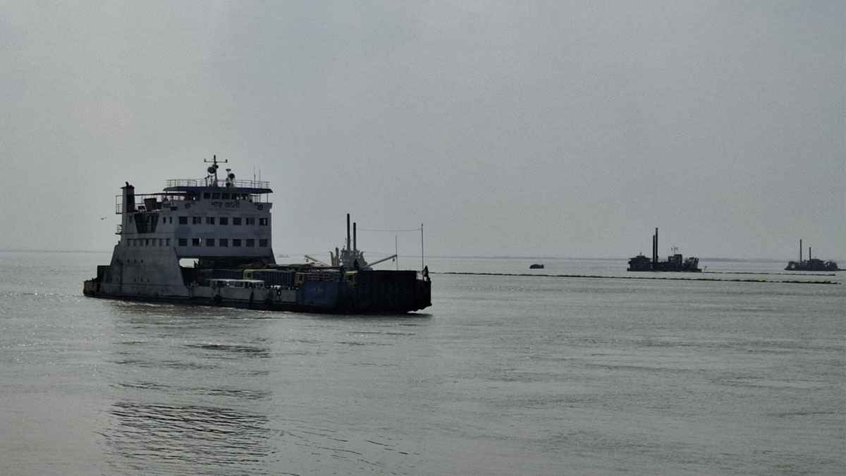 পাটুরিয়া-আরিচা নৌপথে ঈদযাত্রায় ভোগান্তি ছাড়াই ঘরে ফিরছেন মানুষ
