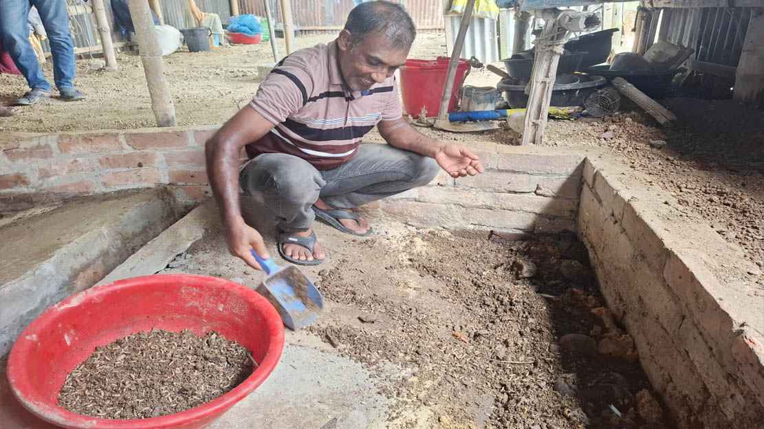 উচ্ছিষ্ট বর্জ্য থেকে মাছের খাবার তৈরি, মাসে আয় ৬০ হাজার টাকা