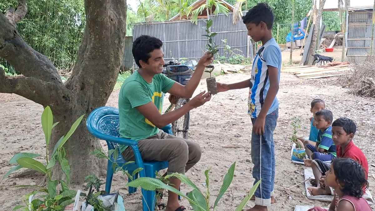 জাতীয় পরিবেশ পদক ২০২৪ পাচ্ছেন তেঁতুলিয়ার পরিবেশকর্মী মামুন