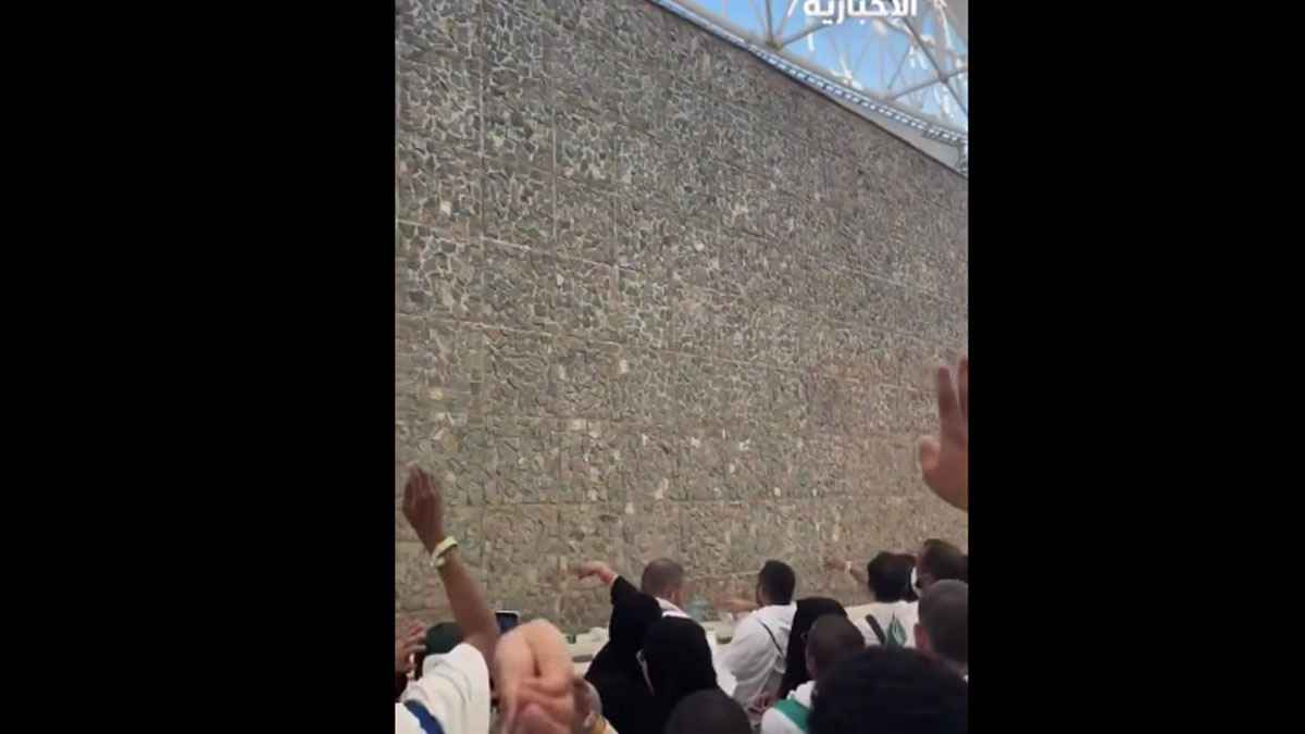 হজের বিশেষ রুকন ‘জামারায় পাথর নিক্ষেপ’ করলেন হাজিরা (ভিডিও)