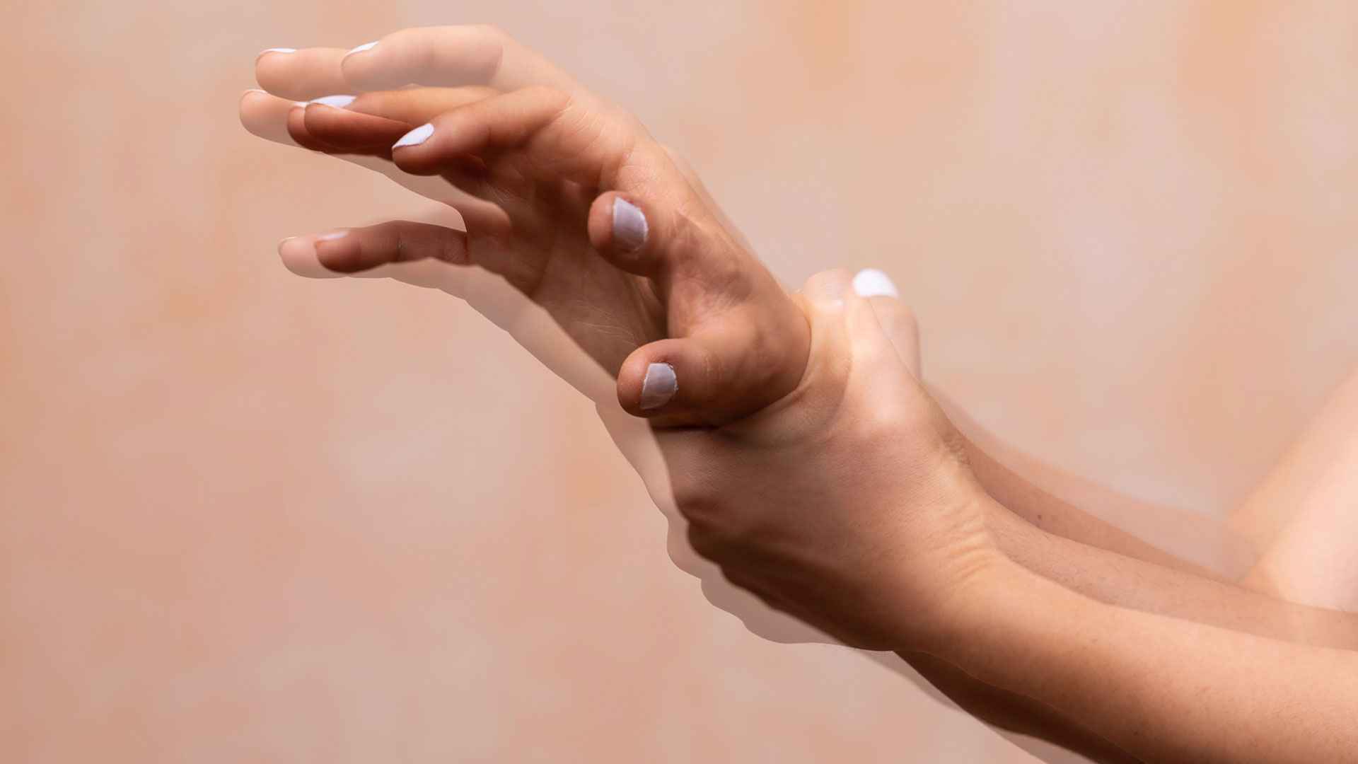 হঠাৎ হাত কাঁপে কেন, কমানো উপায় কী?