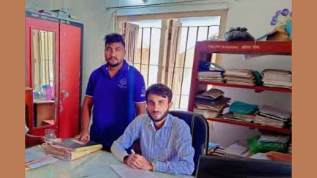 ভিজিএফের চাল আত্মসাৎ: ইউপি সচিবকে অবরুদ্ধ করল গ্রামবাসী