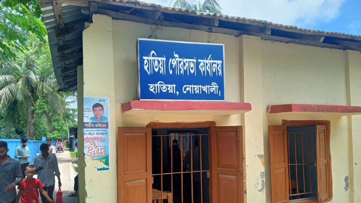 হাতিয়া পৌরসভার এস.এ.ই’র দায়িত্বজ্ঞানহীনতায় সেবা ব্যাহত